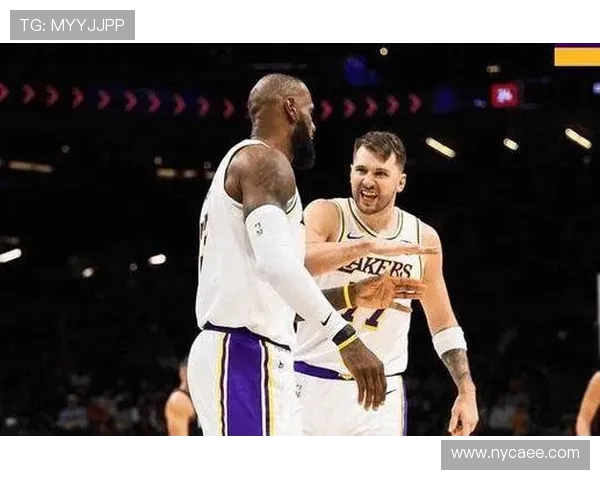 詹姆斯谈与东契奇的快攻配合 詹姆斯谈与东契奇的快攻配合